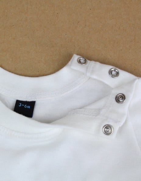 Dettaglio maglietta baby con bottoncini laterali