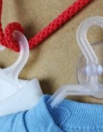 Dettaglio mini t-shirt da appendere in macchina