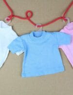 Personalizza una mini t-shirt da appendere