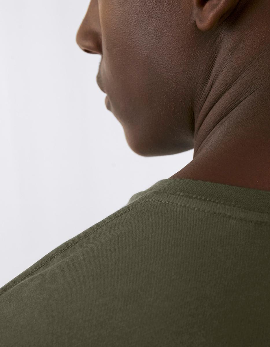 Maglietta uomo inspire collo v dettaglio spalla