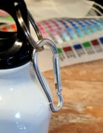 Borraccia personalizzata in alluminio dettaglio moschettone