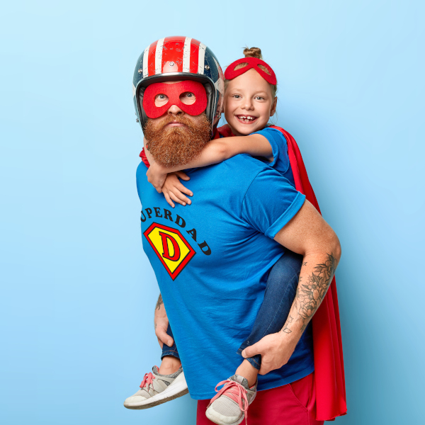 Festa del super papà - scatto verticale di un padre che gioca con la figlia a fare i supereroi tenendola sulle spalle